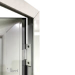 Puerta Aluminio Linea Modena Blanca Modelo Ciego De 085×205